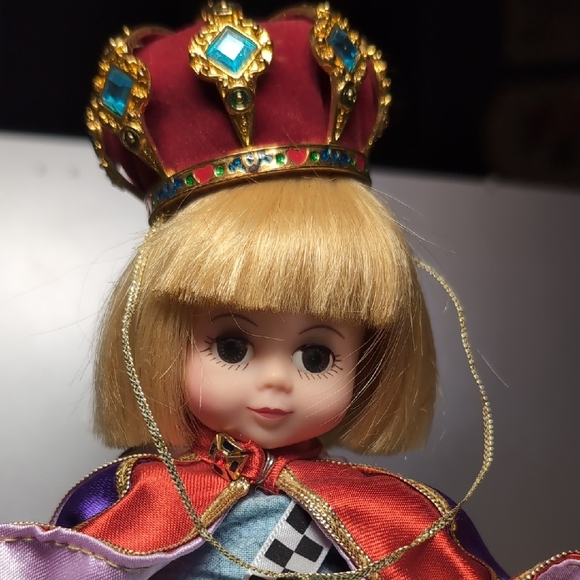 Madame Alexander 8" Doll It's Good To Be Queen Mary Engelbreit Collection 2000 - Picture 4 of 8